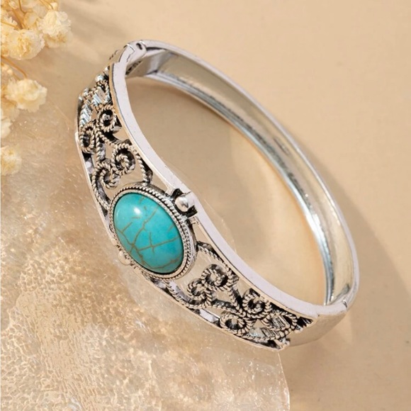 Jewelry - Turquoise Hollow Out Bangle